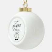 Our First Christmas Engaged 2025 Keramik Kugel-Ornament (Rechts)