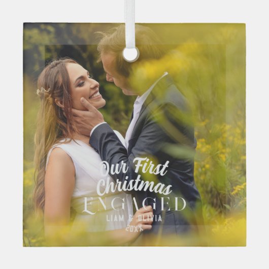 Our First Christmas Engaged Couple Photo Ornament Aus Glas (Vorderseite)
