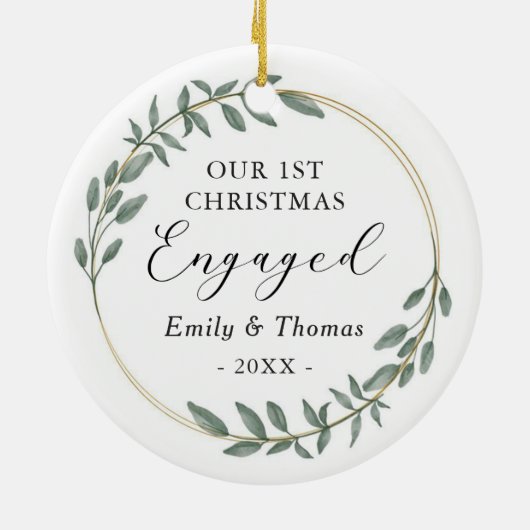 Our First Christmas Engaged Greenery Gold Wreath Keramik Ornament (Hinten)
