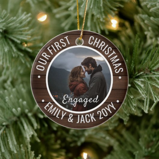 Our First Christmas Engaged Photo Keepsake Keramik Ornament (Baum)