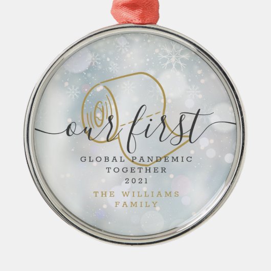 Our First Global Pandemic Holiday Winter Snowflake Ornament Aus Metall (Vorne)