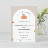 Our Little Pumpkin First Birthday Invitation Einladung (Stehend Vorderseite)
