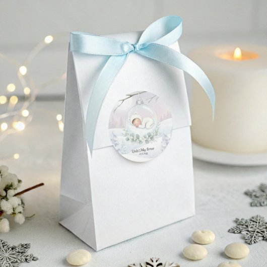 Our Little Snowbaby is on the way Winter Seal Runder Aufkleber