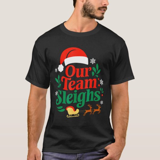 Our Team Sleighs Christmas Reindeers Santa's Worke T-Shirt (Vorderseite)