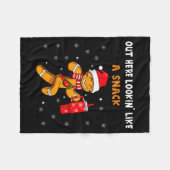 Out Here Looking Like A Snack Funny Gingerbread Ch Fleecedecke (Vorderseite (Horizontal))