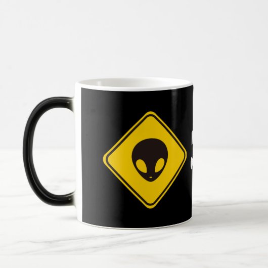 "Out of the World" - lautstarkes Zeichen der Alie Verwandlungstasse (Links)