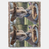 "Outdoor Delight: Ein Känguru isst Aussie Meat Pie Decke (Vorderseite Vertikal)