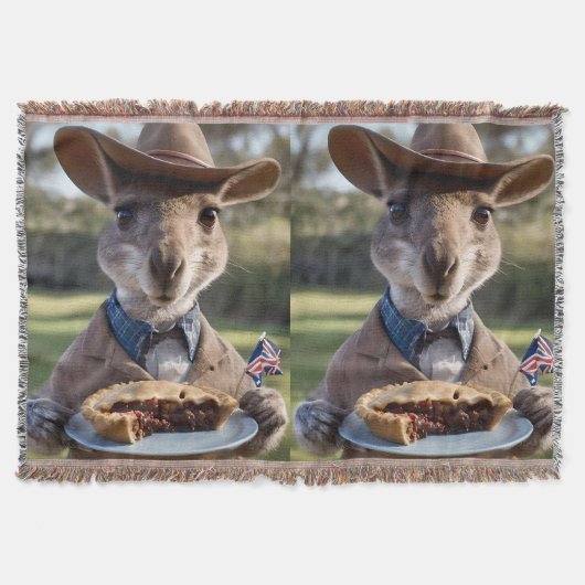 "Outdoor Delight: Ein Känguru isst Aussie Meat Pie Decke (Vorderseite)