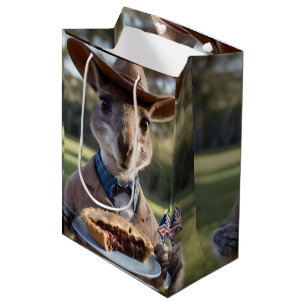 "Outdoor Delight: Ein Känguru isst Aussie Meat Pie Mittlere Geschenktüte
