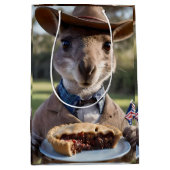 "Outdoor Delight: Ein Känguru isst Aussie Meat Pie Mittlere Geschenktüte (Vorderseite)