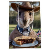 "Outdoor Delight: Ein Känguru isst Aussie Meat Pie Mittlere Geschenktüte (Rückseite)