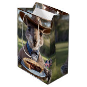 "Outdoor Delight: Ein Känguru isst Aussie Meat Pie Mittlere Geschenktüte (Rückseite Schrägansicht)