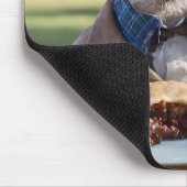 "Outdoor Delight: Ein Känguru isst Aussie Meat Pie Mousepad (Ecke)