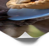 "Outdoor Delight: Ein Känguru isst Aussie Meat Pie Poster (Ecke)