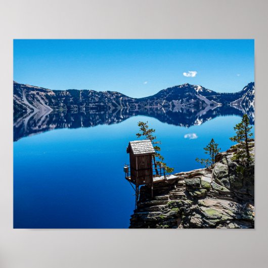 Outhouse auf der Klippe // Kratersee Poster (Vorne)