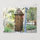 OUTHOUSE IN UNSEREM HINTERGRUND POSTKARTE (Vorderseite)