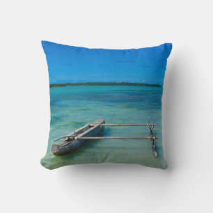 Outrigger-Kanu in flachem Ozean Kissen