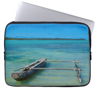 Outrigger-Kanu in flachem Ozean Laptopschutzhülle