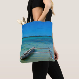 Outrigger-Kanu in flachem Ozean Tasche