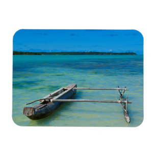 Outrigger-Kanue im flachen Ozean Magnet