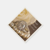 Oval Diamond Ring und White Rose Wedding Serviette (Ecke)