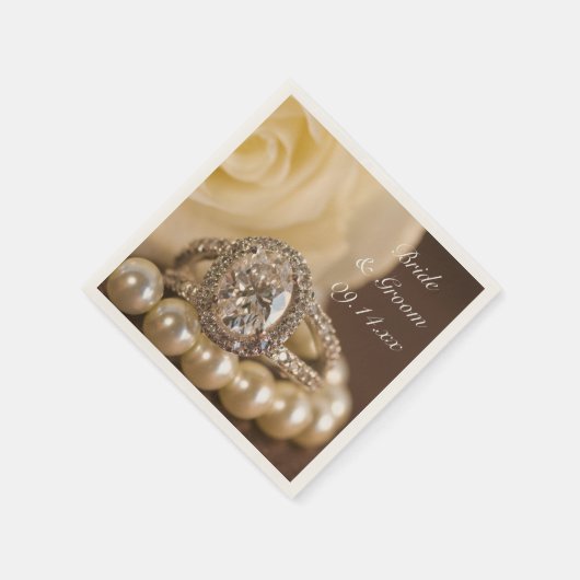Oval Diamond Ring und White Rose Wedding Serviette (Ecke)