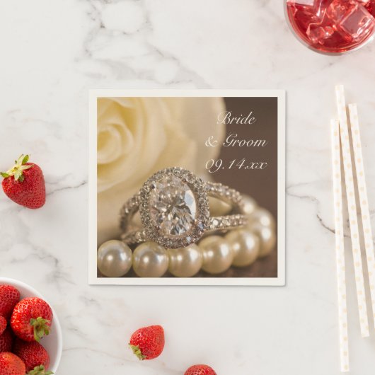 Oval Diamond Ring und White Rose Wedding Serviette (Beispiel)