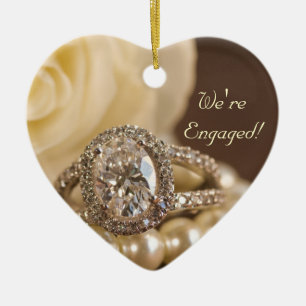 Oval Diamond Verlobung Ring und Weiße Rose Keramik Ornament