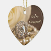 Oval Diamond Verlobung Ring und Weiße Rose Keramik Ornament (Links)