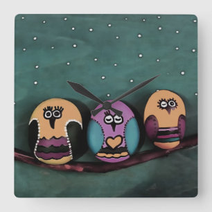 Oval geformte Eulen gegen die primitive Kunst des Quadratische Wanduhr