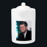 Oval Office of President John F. Kennedy<br><div class="desc">Das Oval Office wurde während seiner turbulenten Präsidentschaft zum Kommandozentrum von John F. Kennedy. Die JFK entschied sich von der Grandität früherer Präsidenten und bevorzugte daher einen intimeren Rahmen für Treffen und Entscheidungsfindung. Das ikonische Bild, dass er in seinem Schaukelstuhl rockte und von einem Schaukelstuhlhersteller während seines Wahlkampfes begabt wurde,...</div>