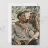 Ovale Kranz-Hochzeit Holzkohle graues weißes Foto Einladung (Rückseite)