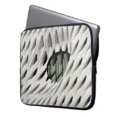 Ovale schwarze Farbglasplatte auf weißer Oberfläch Laptopschutzhülle (Vorderseite Links)