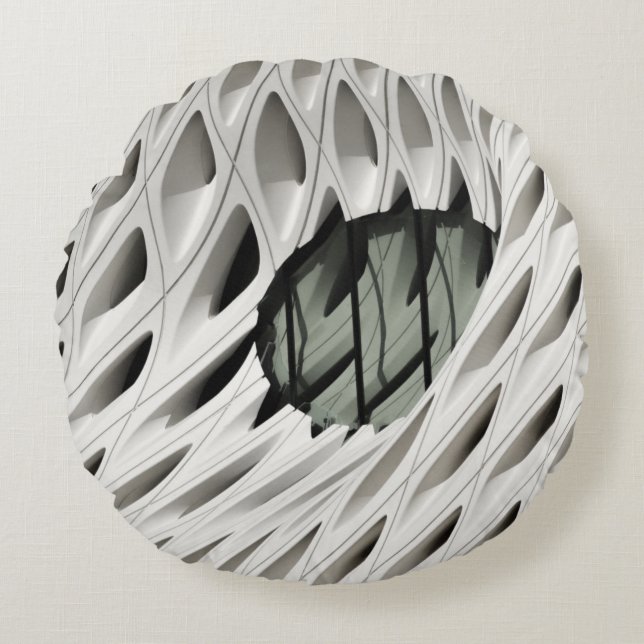 Ovale schwarze Farbglasplatte auf weißer Oberfläch Rundes Kissen (Vorderseite)