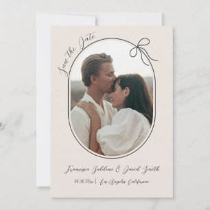 Ovales Foto mit dünner Kante und minimalem Bug Save The Date