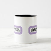 Over Promise Under Deliver Minimalist Typographic Zweifarbige Tasse (Mittel)