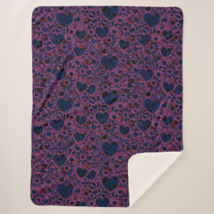 Overlapping Herz Muster, rosa auf blauem Schwarz B Sherpadecke
