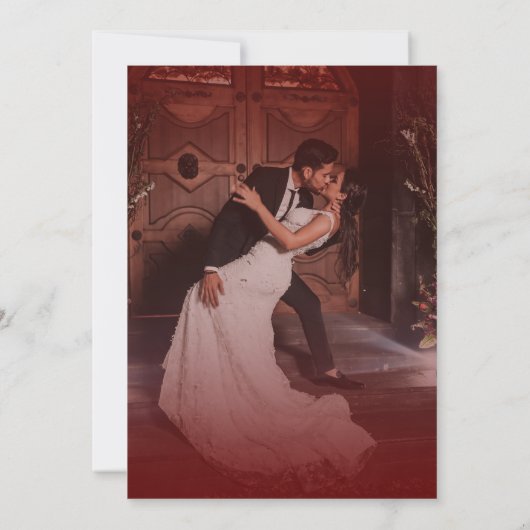 Oversibles Script Monogram Red Faded Foto Wedding Einladung (Rückseite)