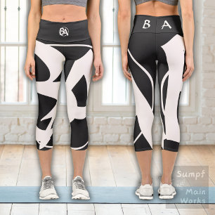 Oversifizierte Initialen in Weiß und Schwarz Capri Leggings