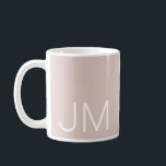 Oversifizierte Mit Monogramm Initialen Rosa Kaffeetasse<br><div class="desc">Dicke und übergroße Monogramm-Tasse. Moderne weiße Initialen auf einem rot-rosa Hintergrund hervorgehoben. Ideal für Stifte und Stifte oder Ihr Lieblingsgetränk. Kimberly Brett.</div>