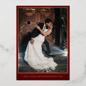 Oversifiziertes Monogram Crimson Red Gold Wedding Folieneinladung (Rückseite)