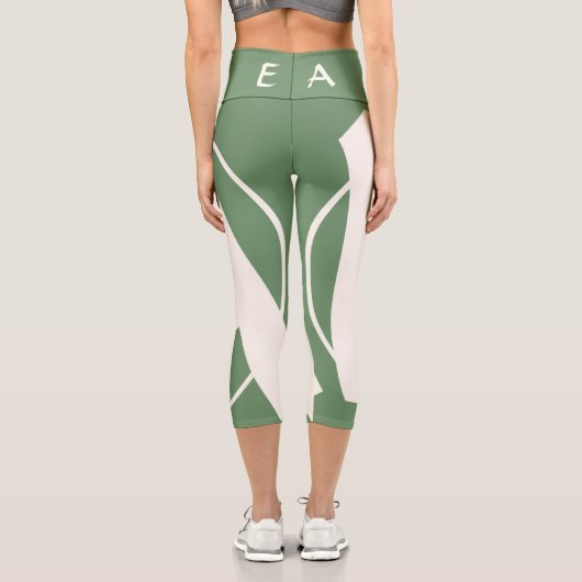 Oversized Initials in White and Green Capri Leggings (Rückseite)