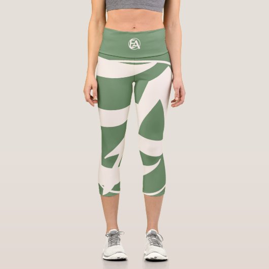 Oversized Initials in White and Green Capri Leggings (Vorderseite)