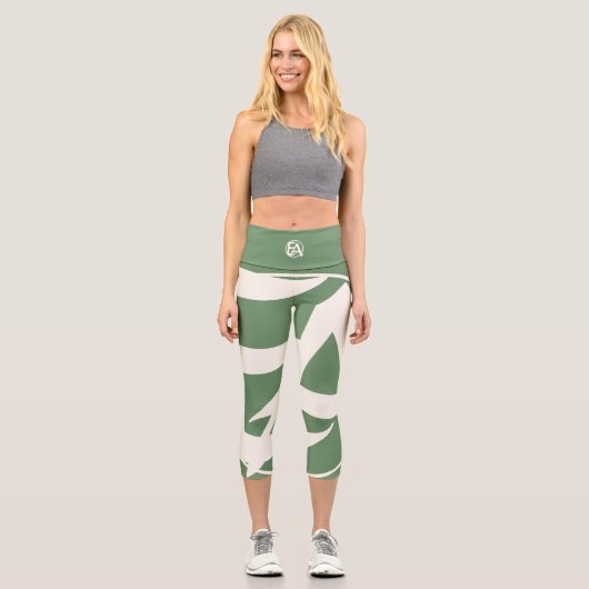 Oversized Initials in White and Green Capri Leggings (Vorderseite)