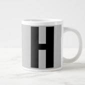 Oversized Monogramm Initial in Grau und Schwarz Jumbo-Tasse (Rechts)