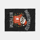 Overstimulated But Festive Christmas Racoon Men Wo Fleecedecke (Vorderseite (Horizontal))