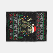 Overstimulated But Festive Raccoon Christmas Pajam Fleecedecke (Vorderseite (Horizontal))