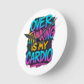  Overthinking Is My Cardio – Funny Gen Z Quote Tee Runde Wanduhr (Winkel)