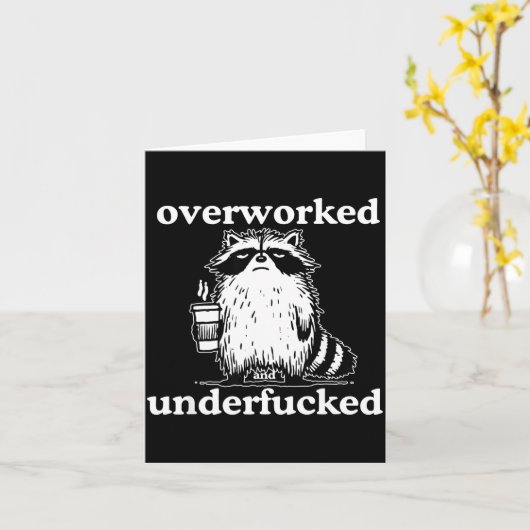 Overworked And Underfored Funny Raccoon Coffee Say Karte (Gelbe Blume)