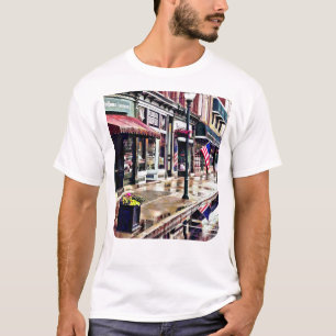 Owego NY - Amerikanische Flagge und Reflektionen T-Shirt